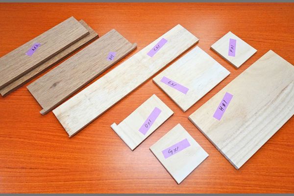 小さな棚を作るための木材のパーツ