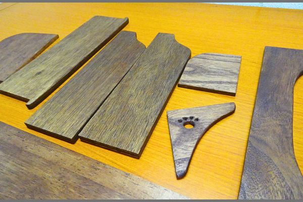 100円ショップのウォールナットで塗装した木材