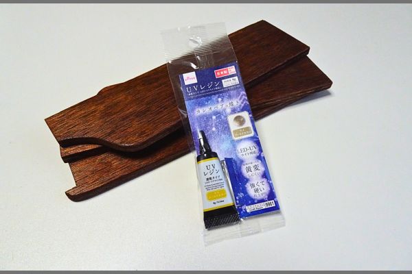 100円ショップの金のラメ入りレジン