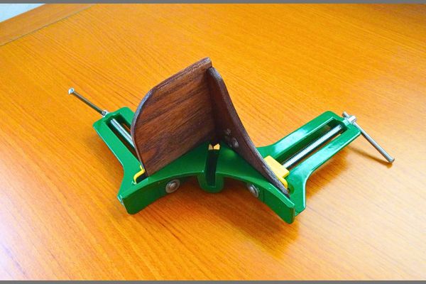 100円ショップの木材で作る、小さな棚の組みたて手順