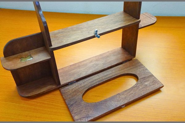 小さな棚のティッシュボックスのフタを開けた状態